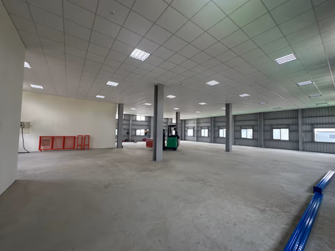 新北汐止文具批發倉建置重型鋼平台前的淨空現場