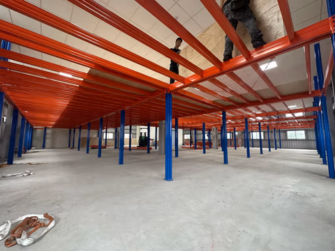 文具批發倉單柱式重型鋼平台施工與木板鋪設過程